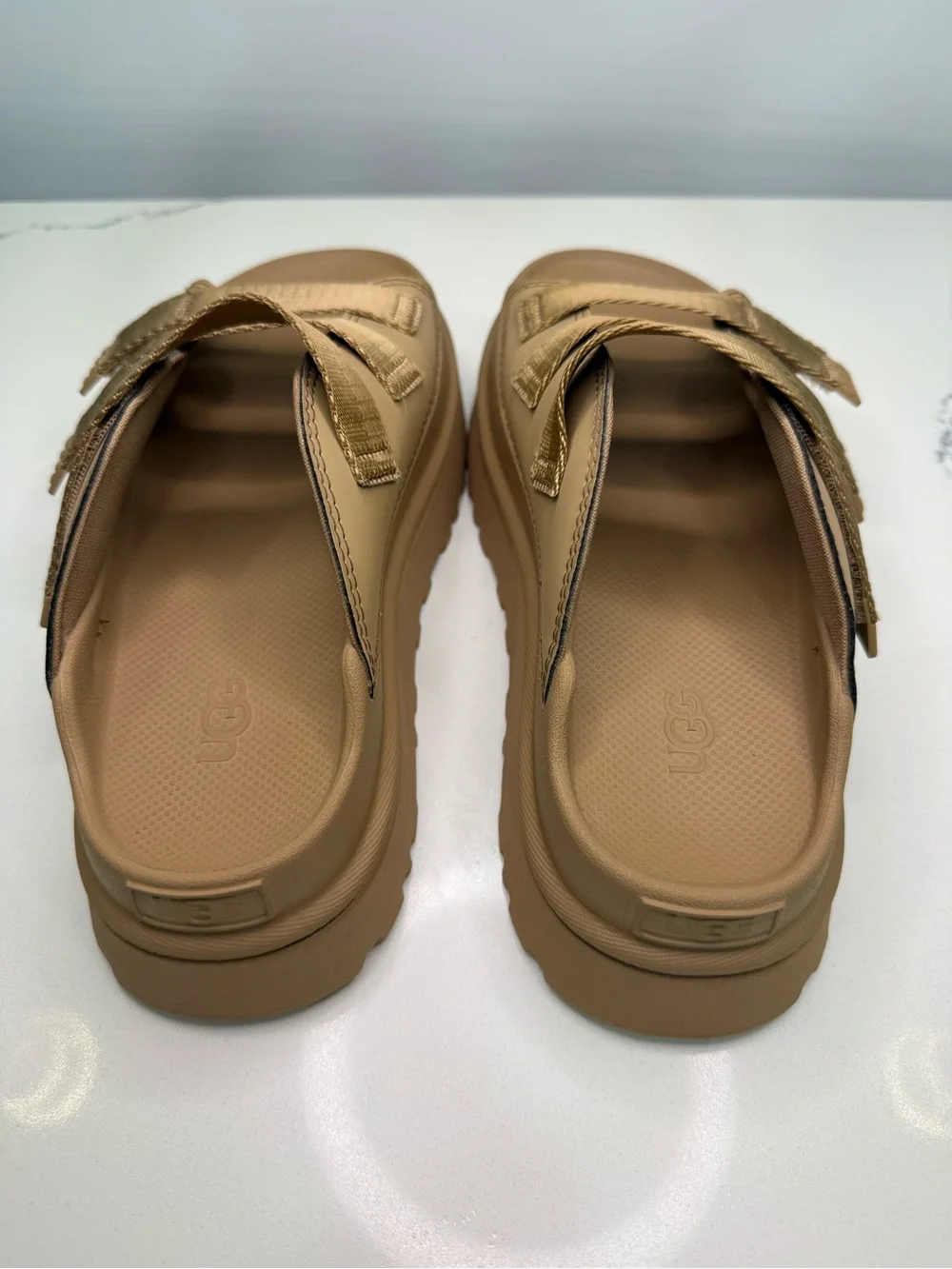UGG Goldenglow Sandals Women's US 8 Dark Sand Round Toe Platform Slide